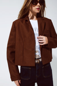 Blazer corta oversized em Vichy e detalhes metálicos em marrom