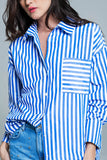 Blusa branca oversized com riscas verticais em azul e bolso no peito