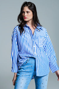 Q2 Blusa branca oversized com riscas verticais em azul e bolso no peito