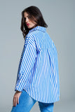 Blusa branca oversized com riscas verticais em azul e bolso no peito