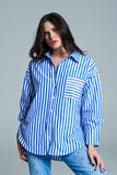 Blusa branca oversized com riscas verticais em azul e bolso no peito