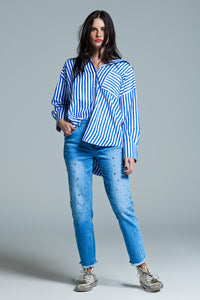 Blusa branca oversized com riscas verticais em azul e bolso no peito