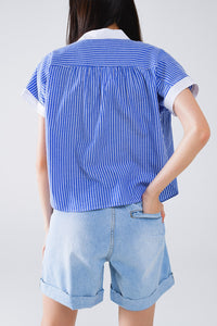 Camisa azul com mangas curtas e riscas verticais