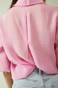 Camisa cor-de-rosa com mangas compridas e um bolso no peito