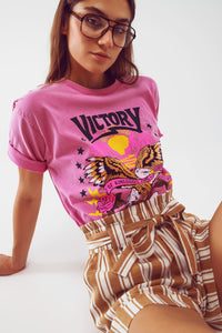 Camiseta com o texto Victory em rosa