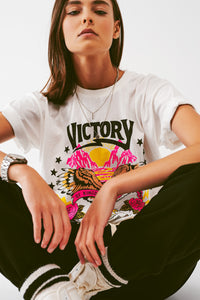 Camiseta com texto Victory em branco