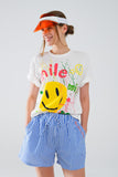 Camiseta gráfica com texto Smile with me em branco