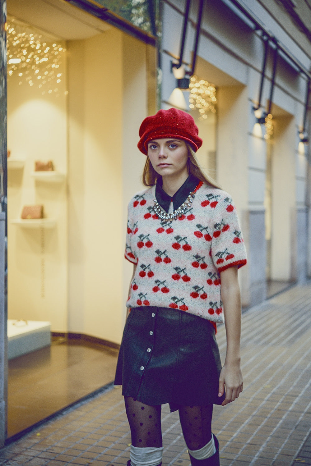 Q2 camisola castanha de manga curta com estampado de cerejas