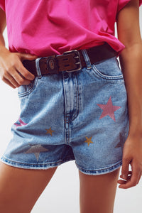 Shorts jeans com estrelas laminadas em lavagem clara