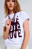 T-shirt de manga curta com texto Love na frente em branco