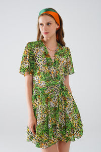 Vestido curto verde multicolorido com top cruzado com estampado animal